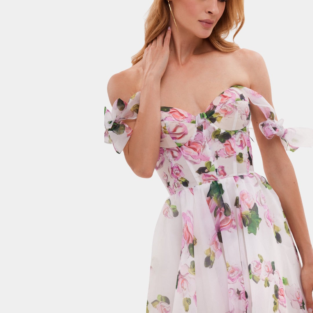 Vit midiklänning i organza med rosigt blommönster