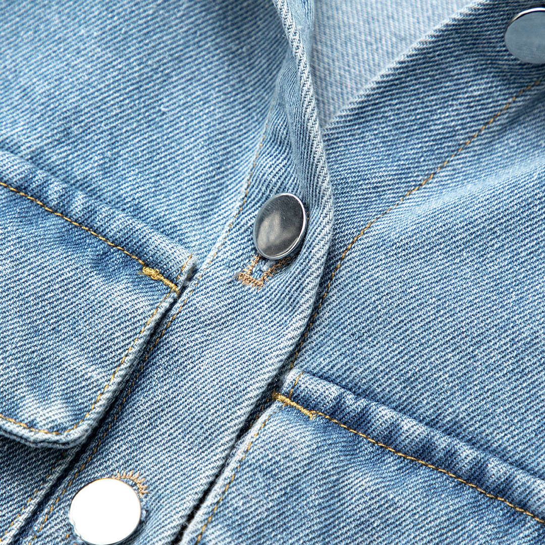 Extra kort ärmlös jeansväst med bröstfickor och tryckknappar i klassisk denim