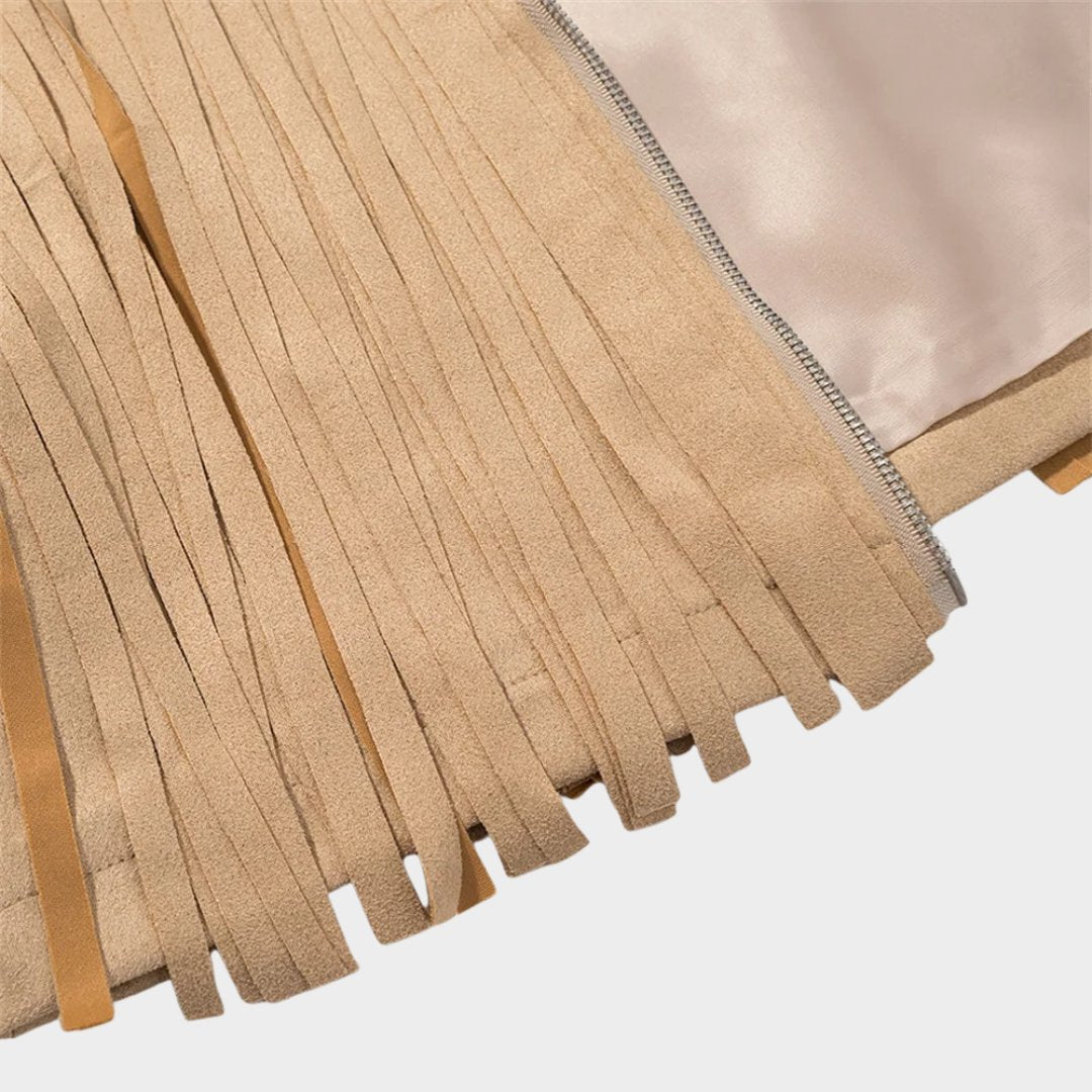Beige mockajacka i cowboystil med långa fransar och nitar
