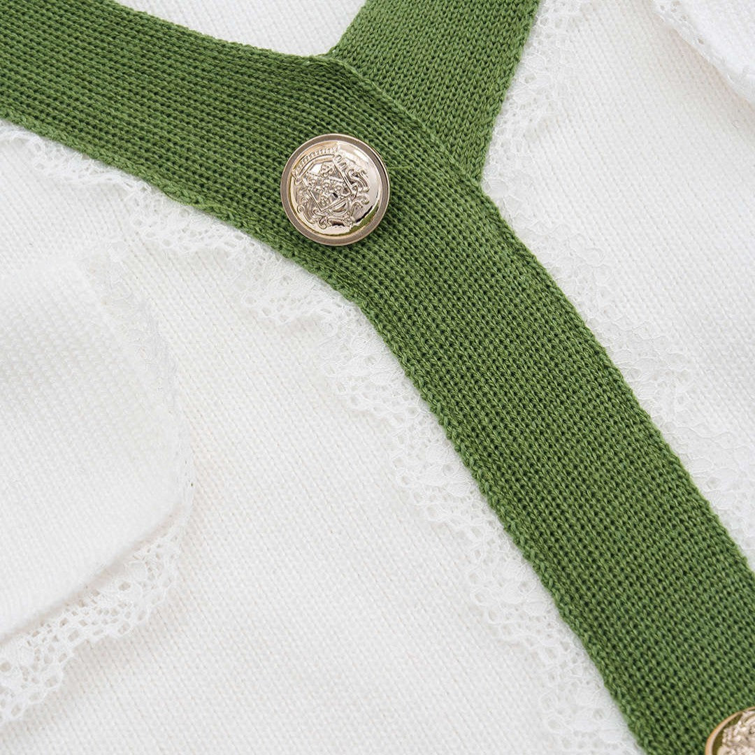 Stickad midiklänning med dekorativa fickor och knappslå fram