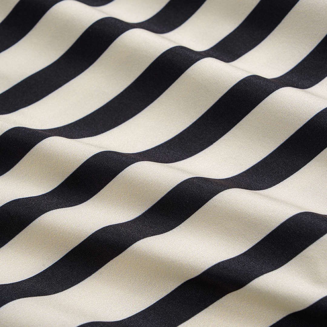 Vit randig satinblus med lös passform och elegant grafiskt mönster i kontrastfärger