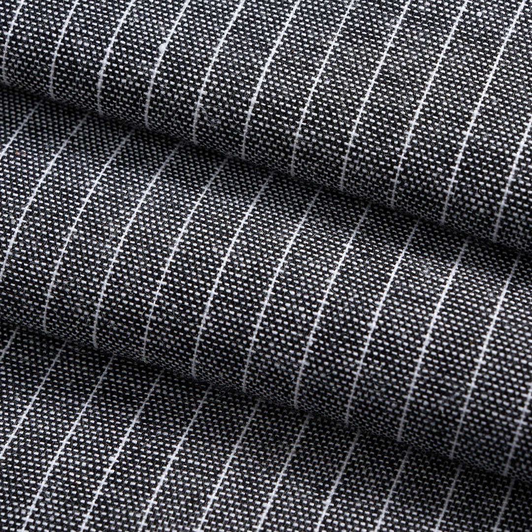 Grå figursydd skjorta med kritstrecksrandigt mönster och utsvängda ärmslut i stretchfri bomullslook