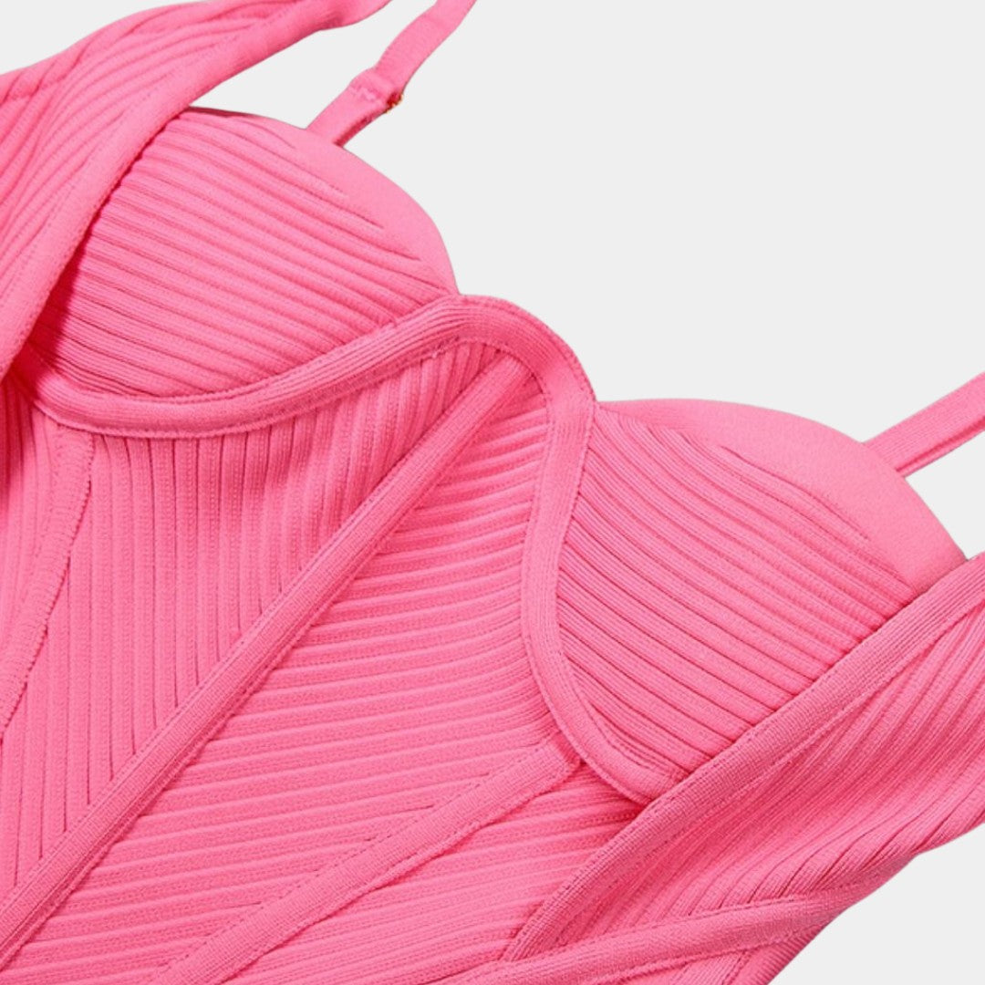 Kort bandageklänning med strukturerad byst och kristalldetalj på axelrem