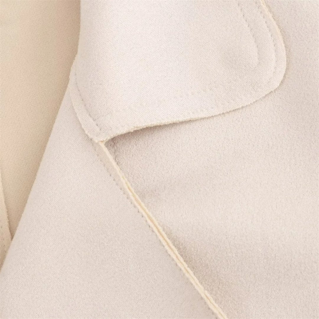 Beige trenchcoat i mockaliknande tyg med bälte