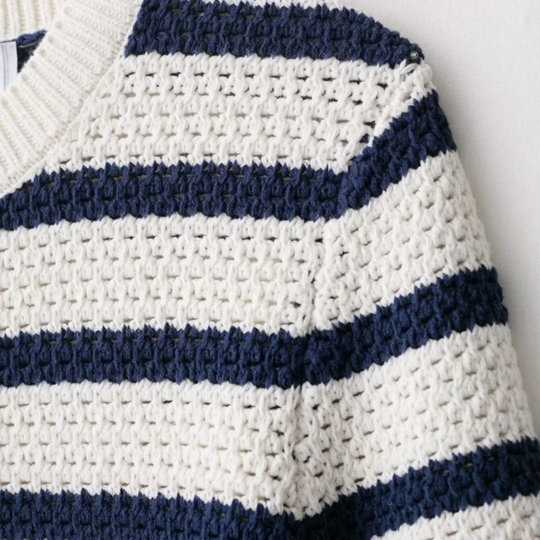 Kortstickad randig kofta med kort ärm och knappstängning framtill