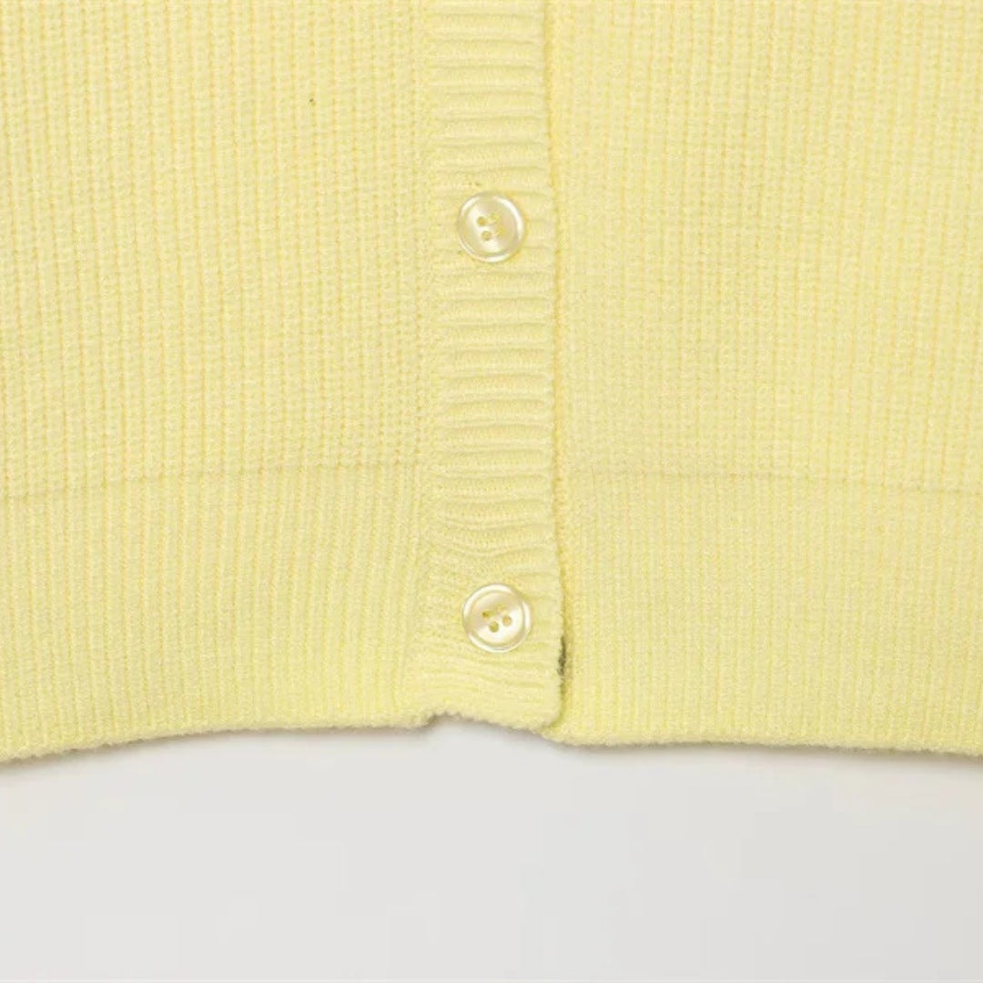 Gul stickad tröja med ballongärmar och knäppning