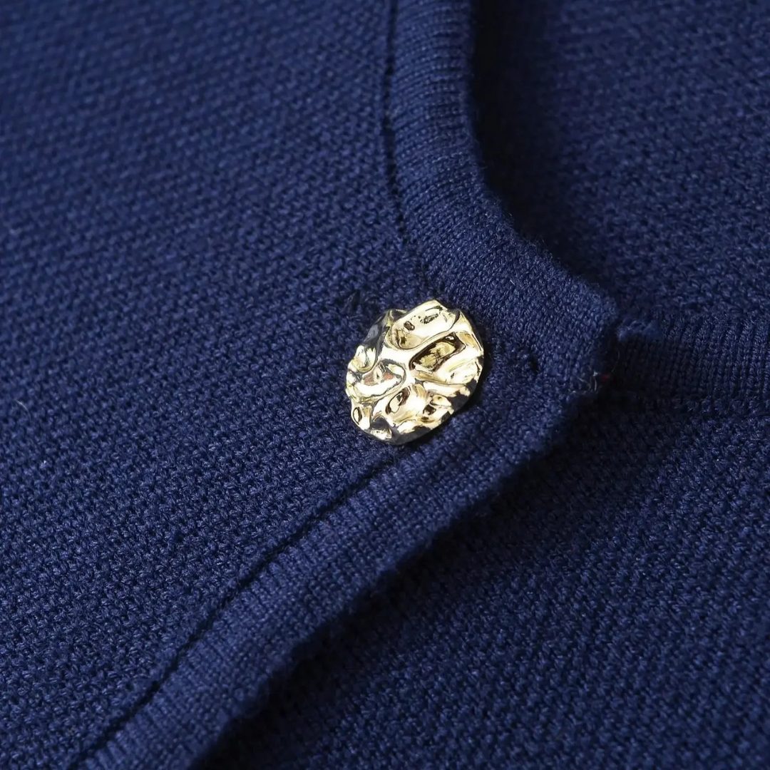 Figurnära kofta i marinblått med dekorativa knappar