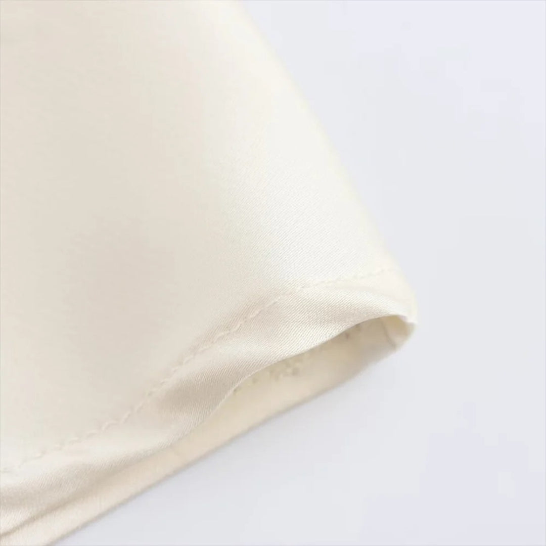 Spetskantat camisole-linne med V-ringning och justerbara axelband