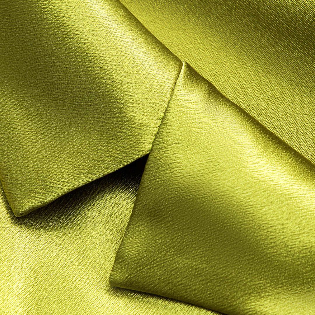 Limegrön figurnära glänsande satintopp med omlottkrage och drapering samt långa ärmar