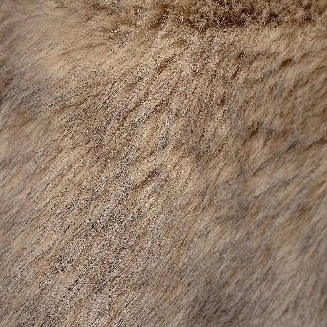 Beige jacka i fuskpäls med hög krage och breda ärmslut