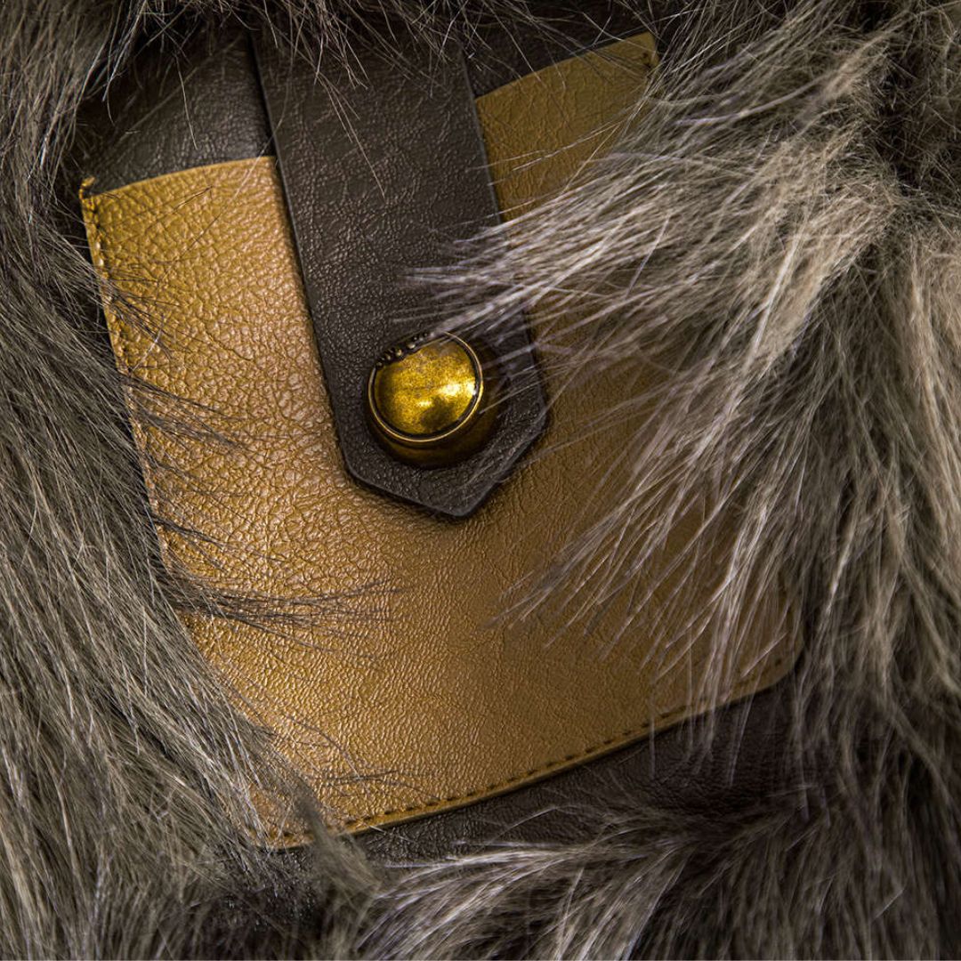 Kaffebrun jacka i fuskläder med grå fuskpäls och bred krage för dam