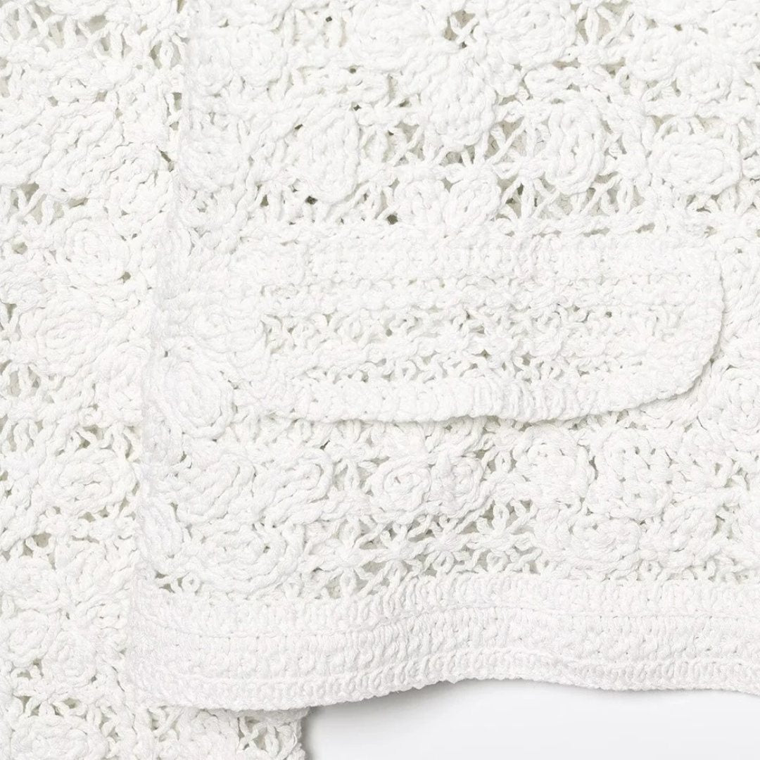 Vit virkad kofta med rund hals lång ärm och knappstängning