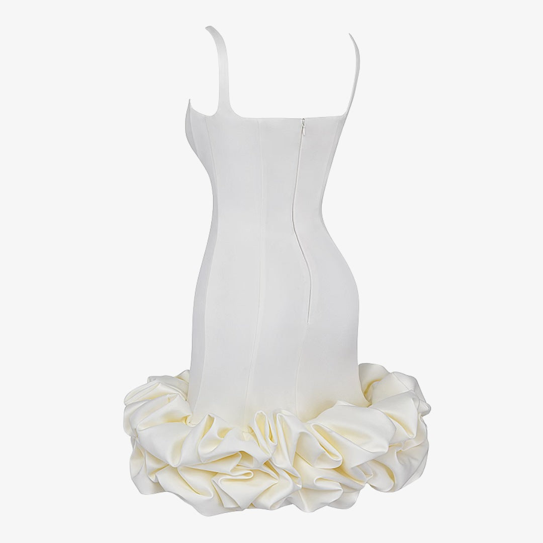 Vit satinklänning med rak halsringning och volangkant