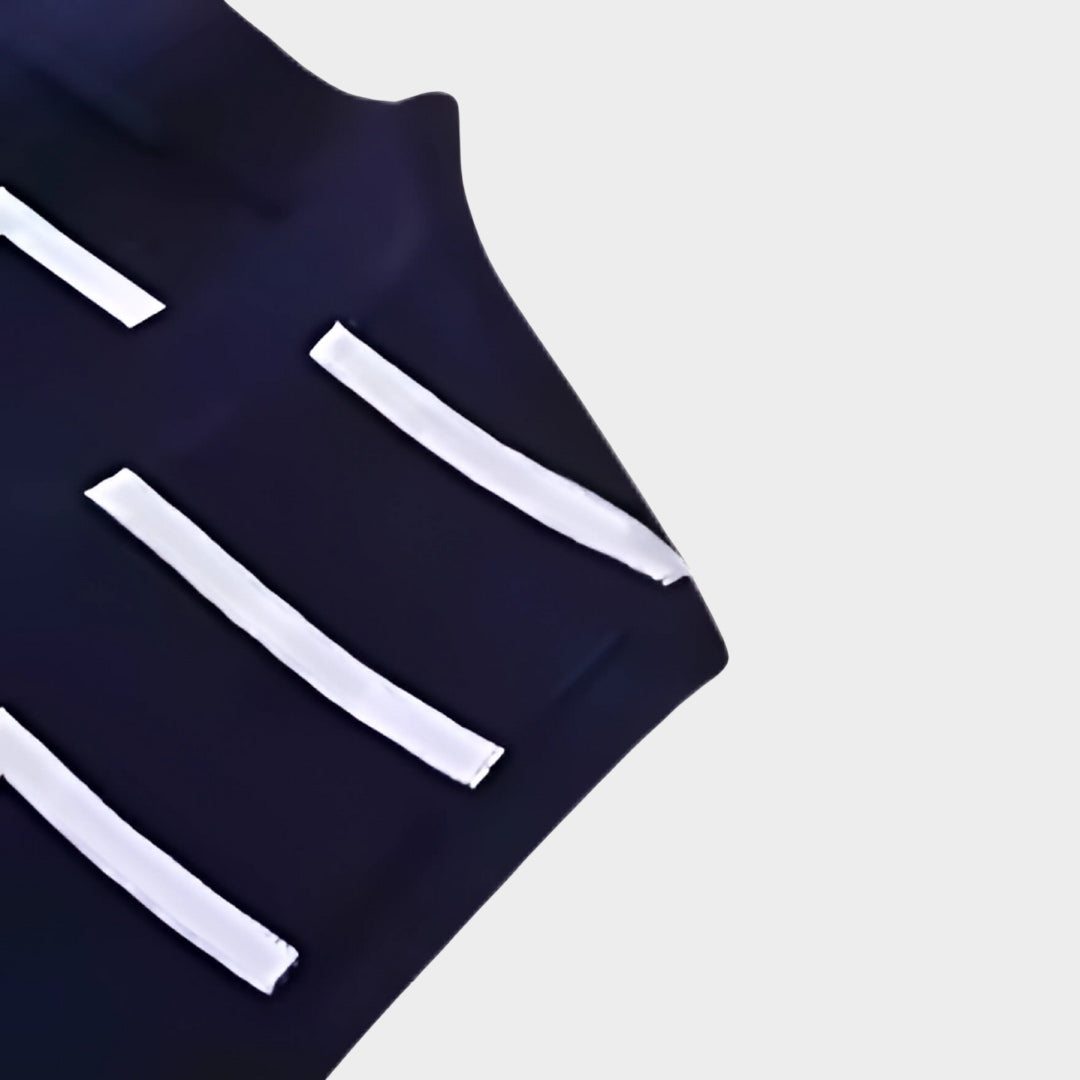 Stickad väst med ränder och asymmetrisk fåll