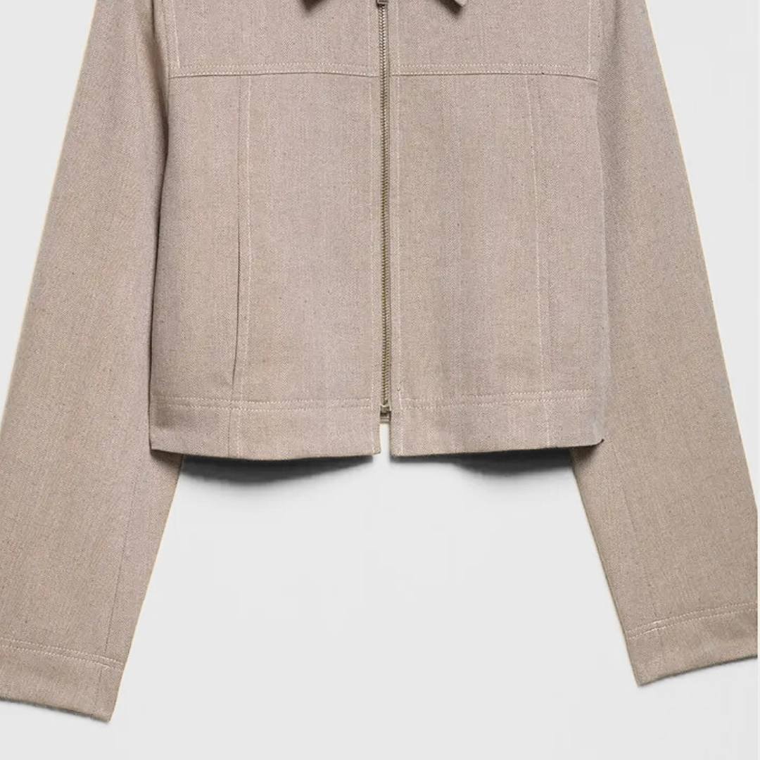 Beige tvådelat set med kort jacka och raka byxor i hög midja