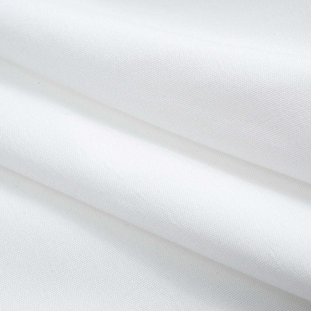 Vit blus med ståkrage täckta knappar och vida puffärmar