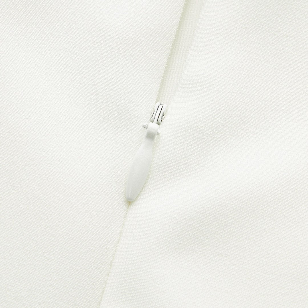 Ärmlös vävd topp med asymmetrisk knappstängning och figursydd silhuett