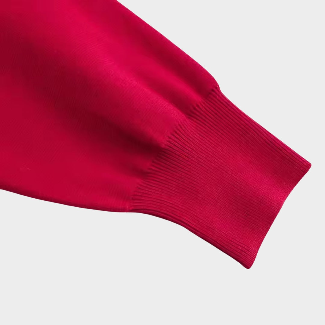 Röd kortstickad kofta med hjärtformade knappar