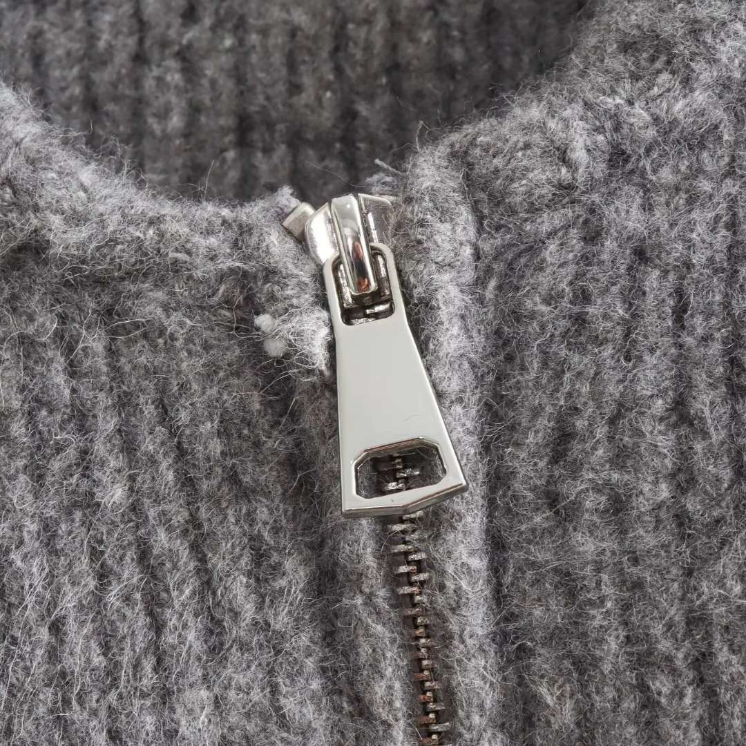 Grå stickad zip-jacka med rund hals och rak passform