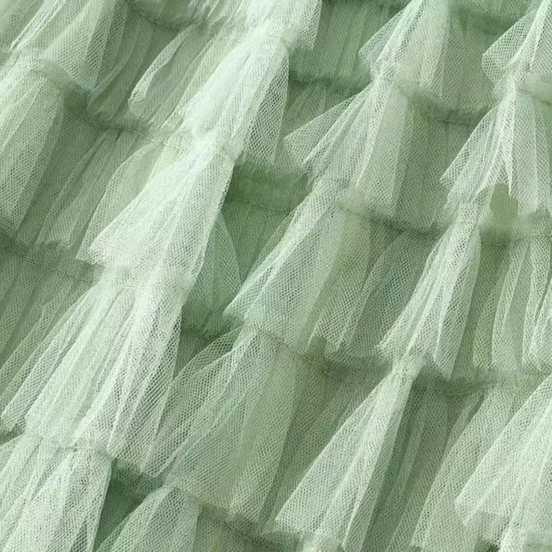 Kjol i mesh med plisserade lager naturlig midja och avslappnad passform