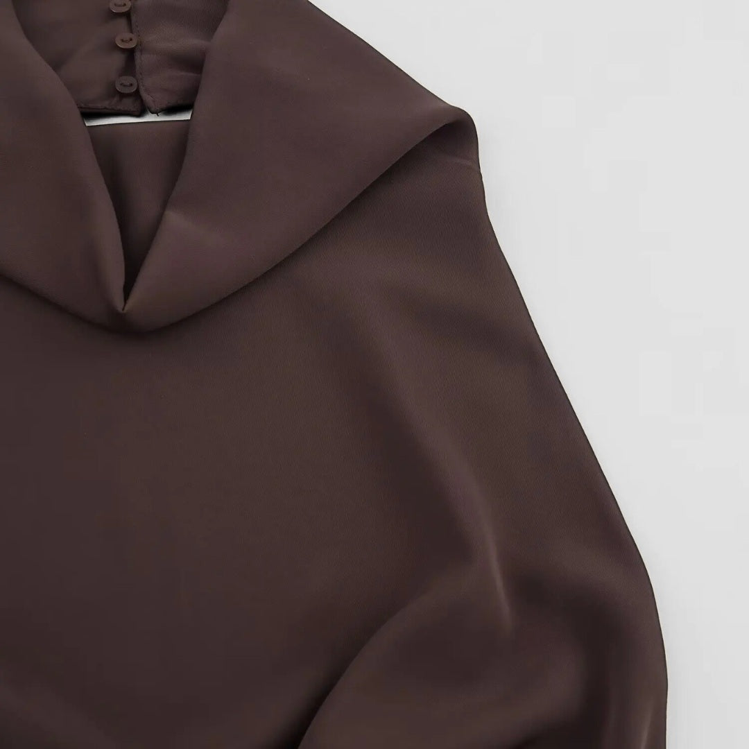 Midiklänning med draperad halterneck och smal silhuett