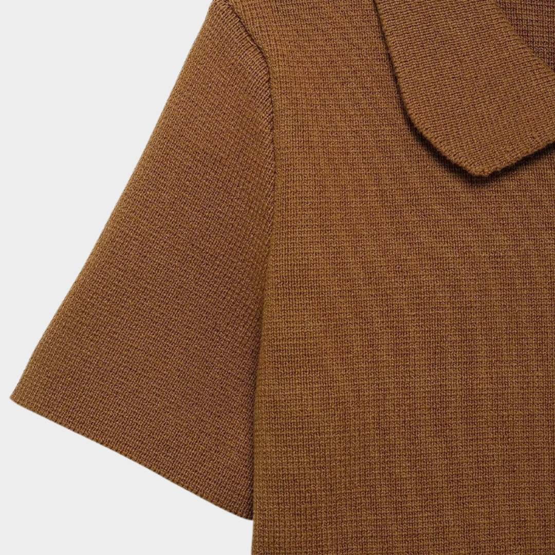 Brun stickad tröja med slagkrage korta ärmar och veckdetalj