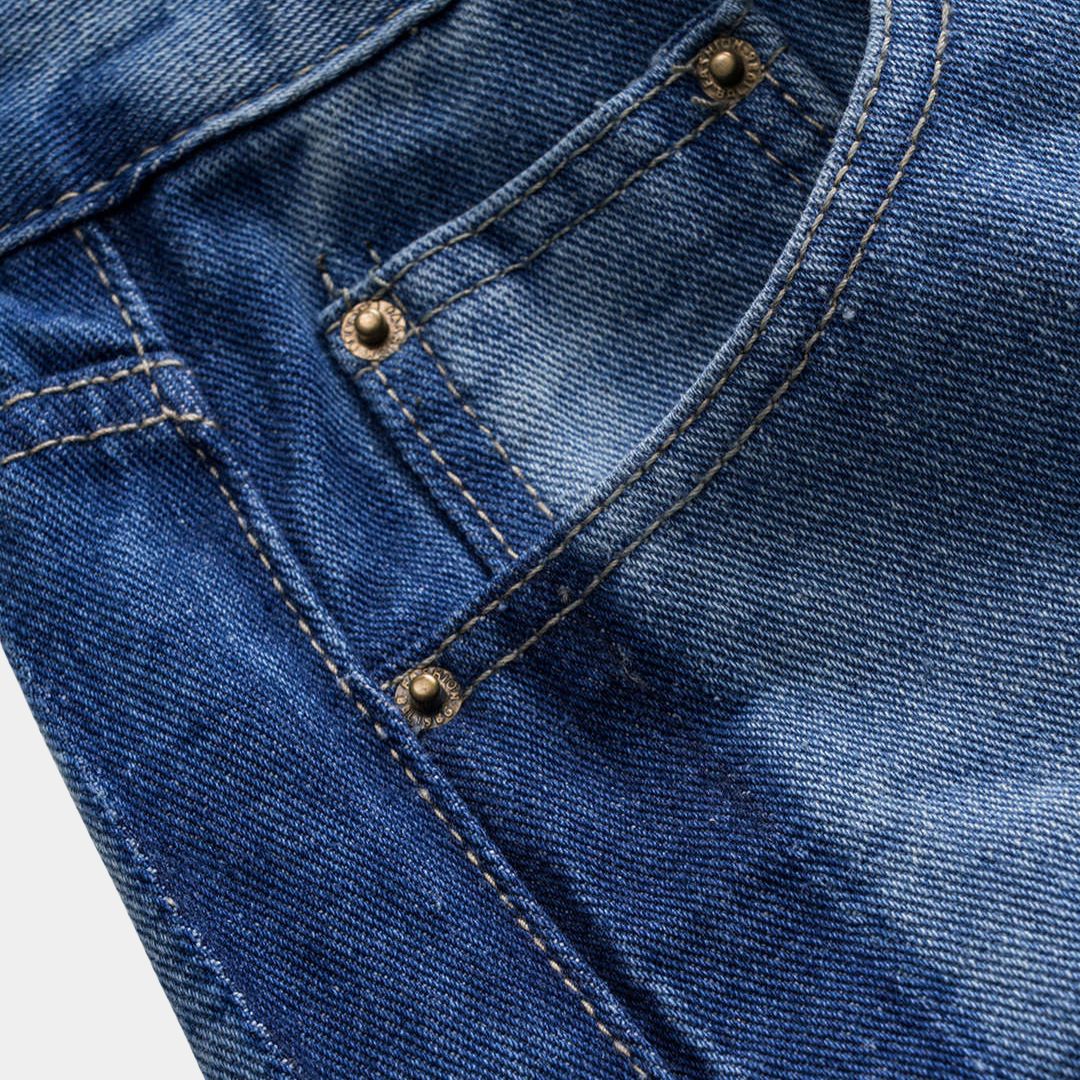 Klassiska jeans med kontrasterande djupblå sidor