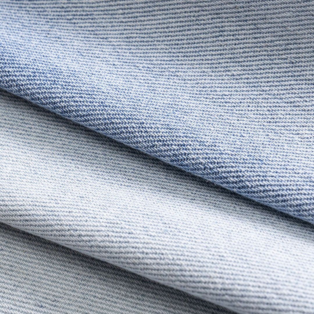 Ljusblå jeans med markerad tvätt, fransade vågsömmar och rak vida ben i stretchfri denim