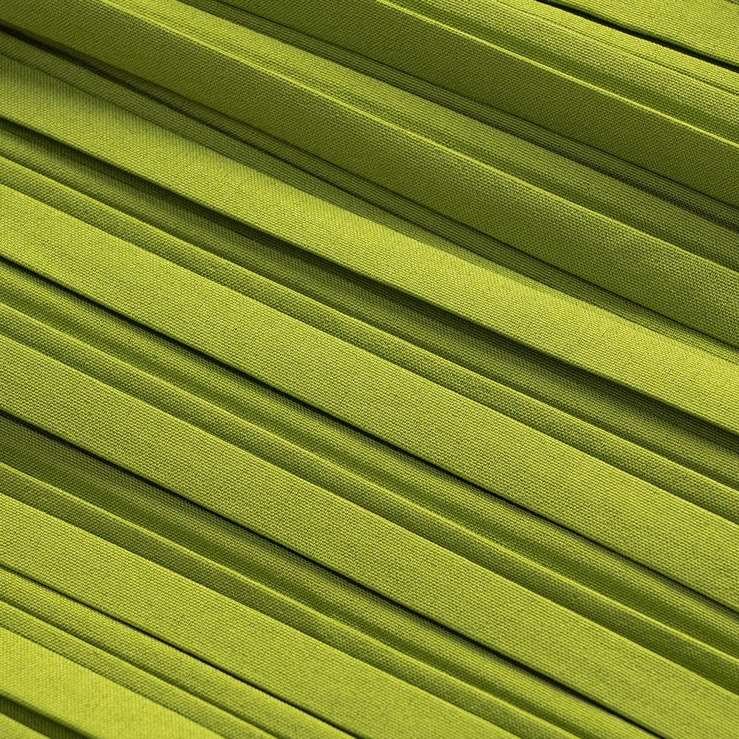 Plisserad axelbandslös topp med voluminösa ärmar och knytband i midjan