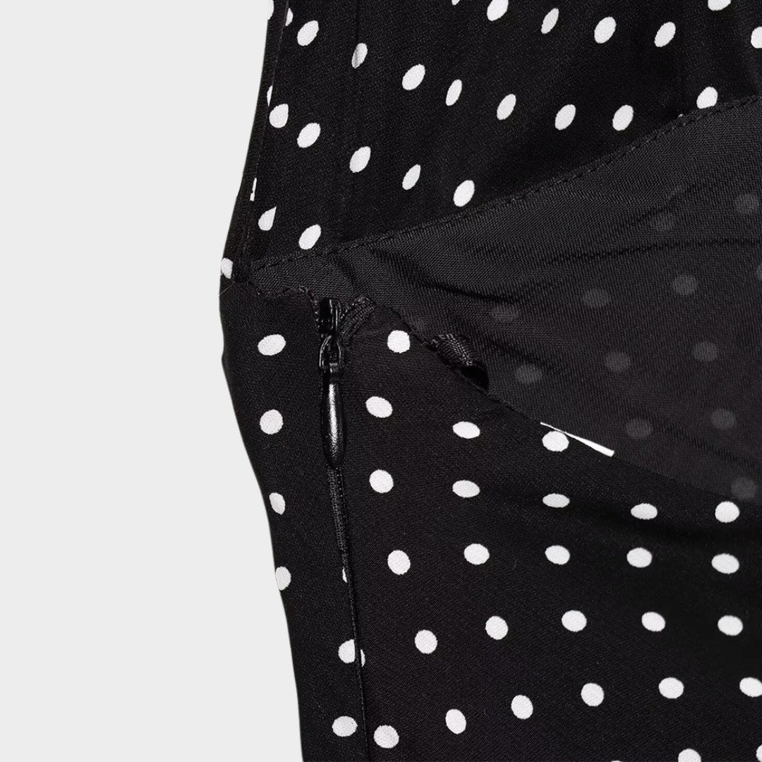 Svart halterneck-klänning med prickigt mönster och öppen rygg