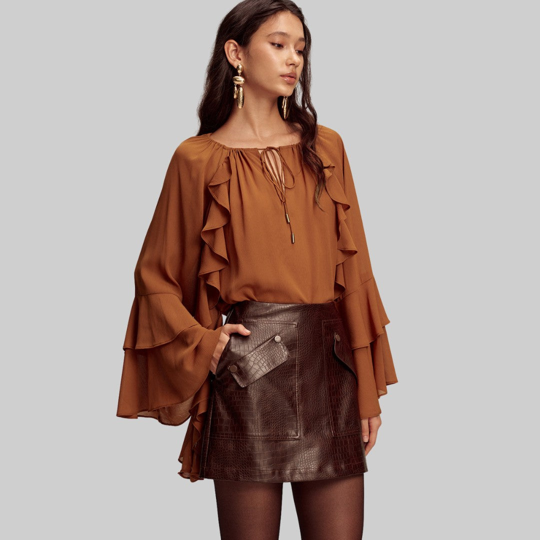 Kort kjol i krokodilpräglat fuskläder med fickdetaljer och midjehög passform