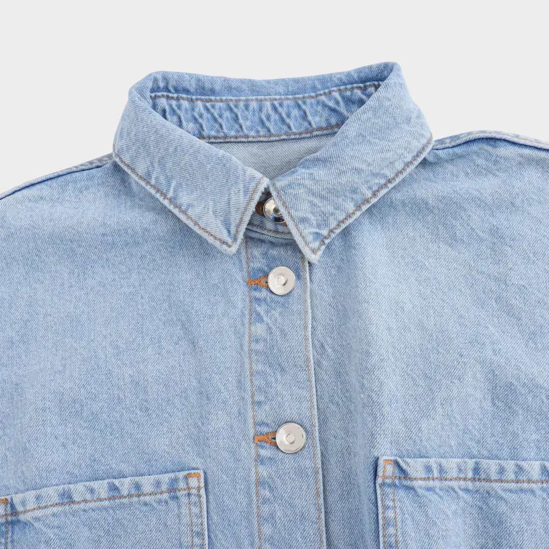 Kortärmad jeansjumpsuit med skjortkrage och hög midja