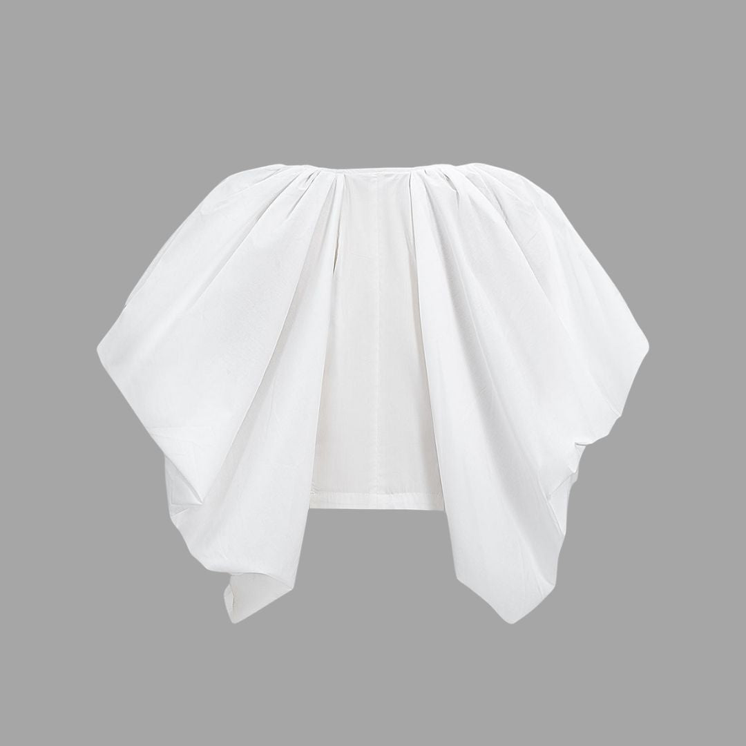 Vit blus med voluminösa draperade ärmar och pärlknappar