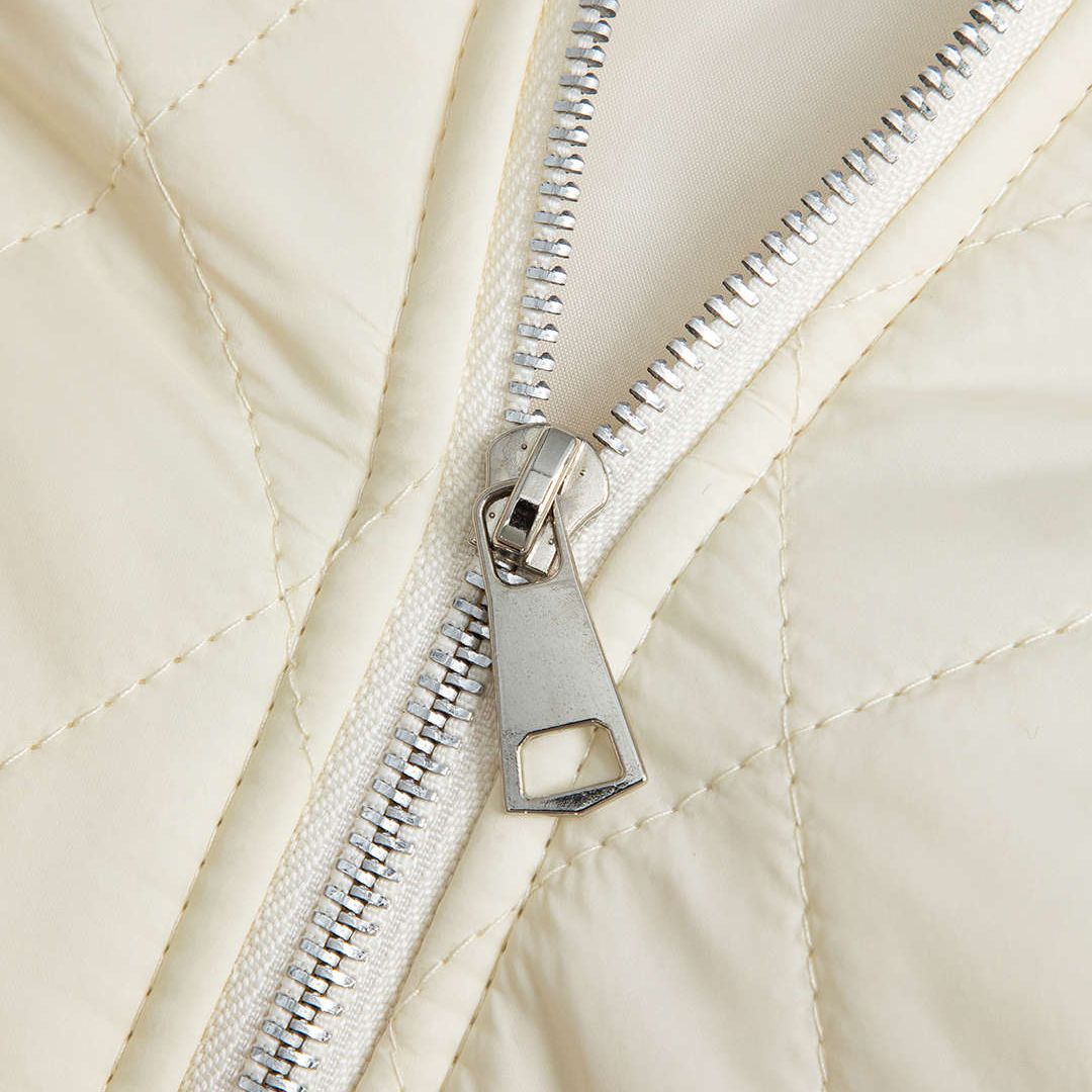 Fitted-passform quiltad stickad jacka med dragkedja och kontrasterande ärmar