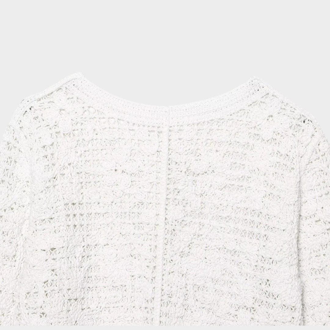 Vit virkad kofta med rund hals lång ärm och knappstängning