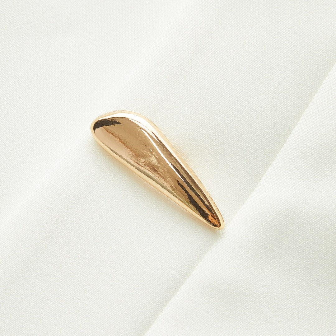 Ärmlös vävd topp med asymmetrisk knappstängning och figursydd silhuett