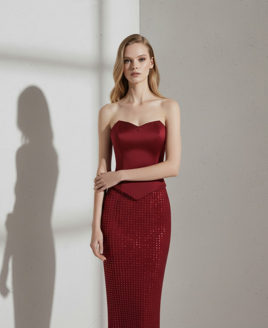 Strapplös Vinröd Maxiklänning med Kristalldetaljer och Figurnära Silhuett