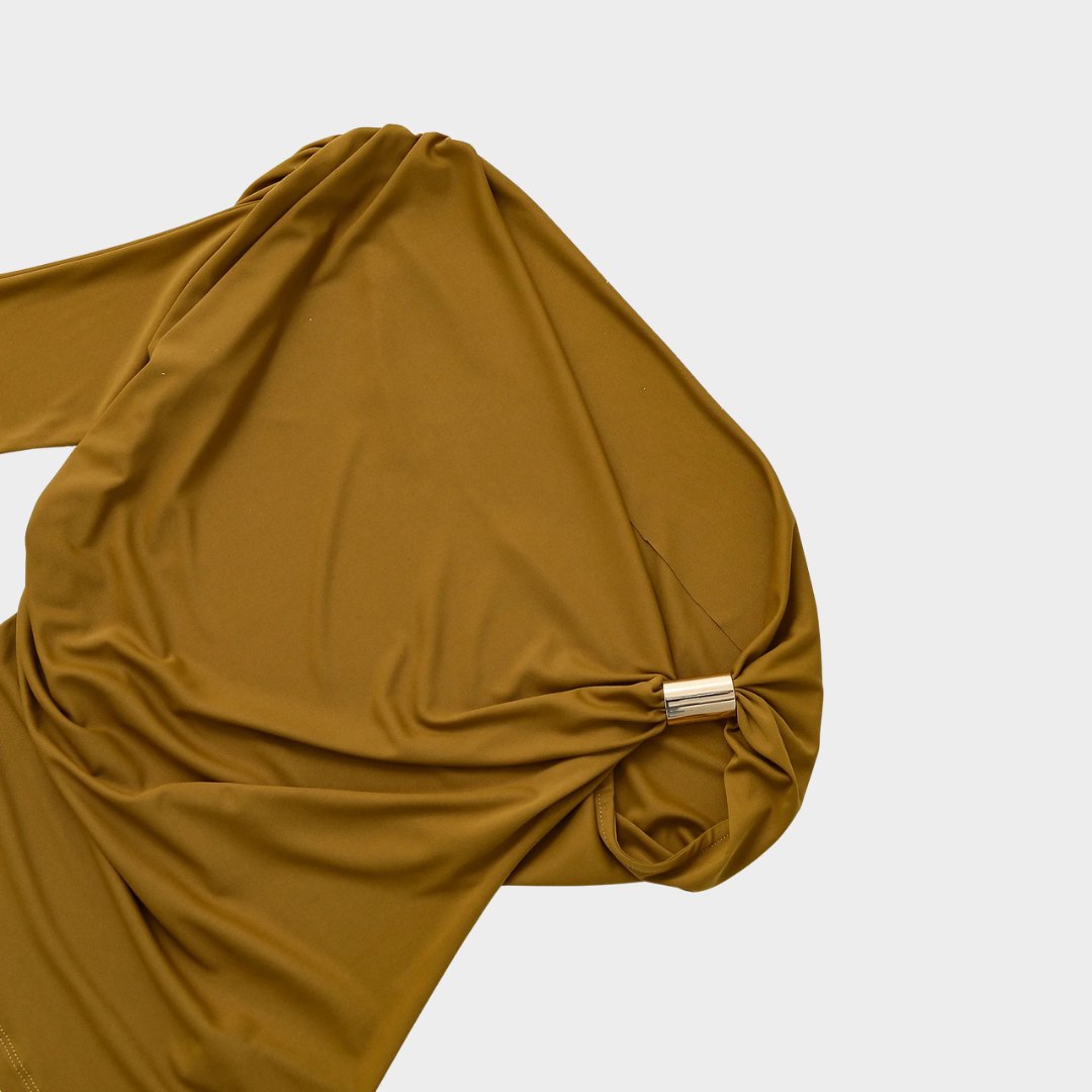 Stickad väst med ränder och asymmetrisk fåll