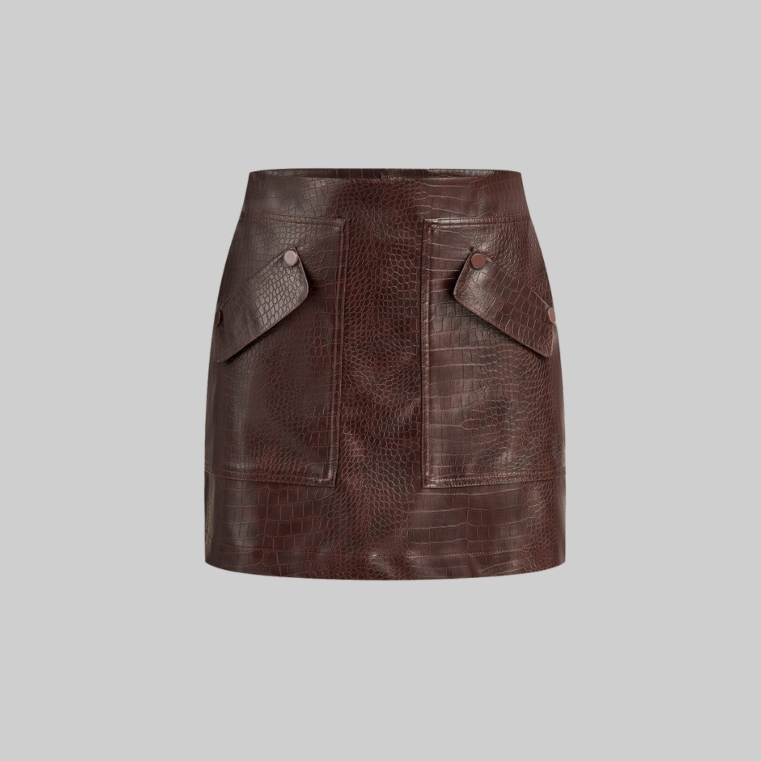 Kort kjol i krokodilpräglat fuskläder med fickdetaljer och midjehög passform
