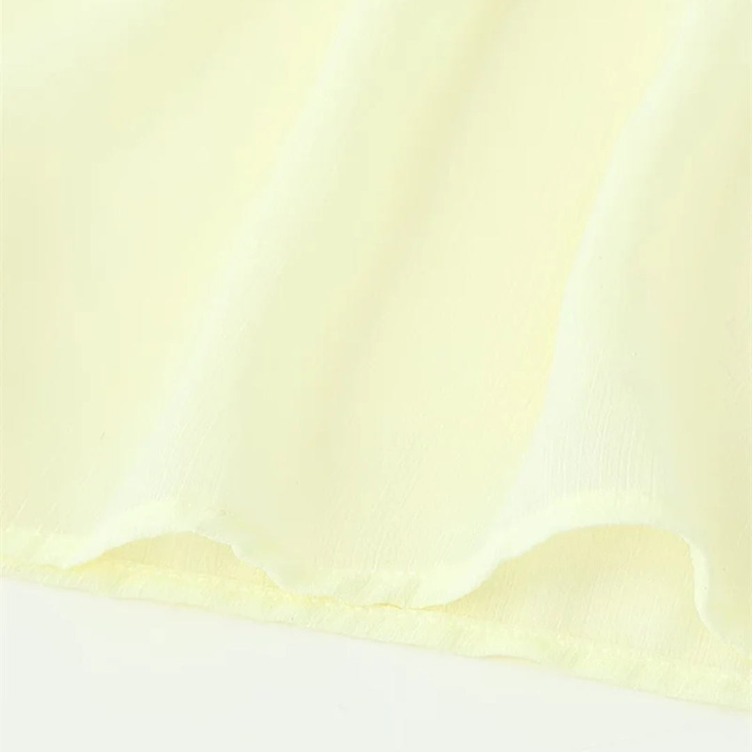 Lång klänning med rynkade detaljer och puffärm i vävt tyg