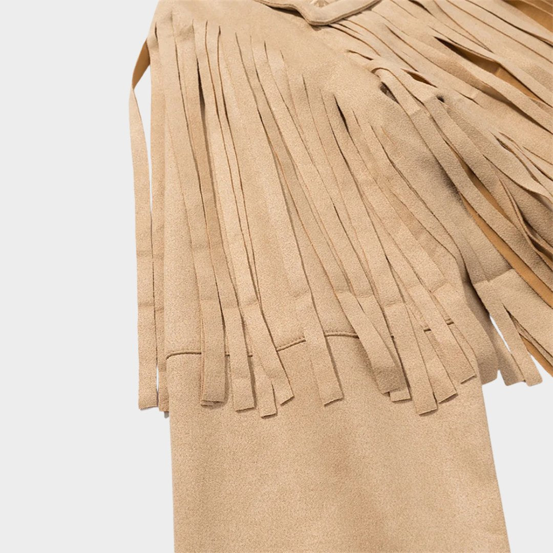 Beige mockajacka i cowboystil med långa fransar och nitar