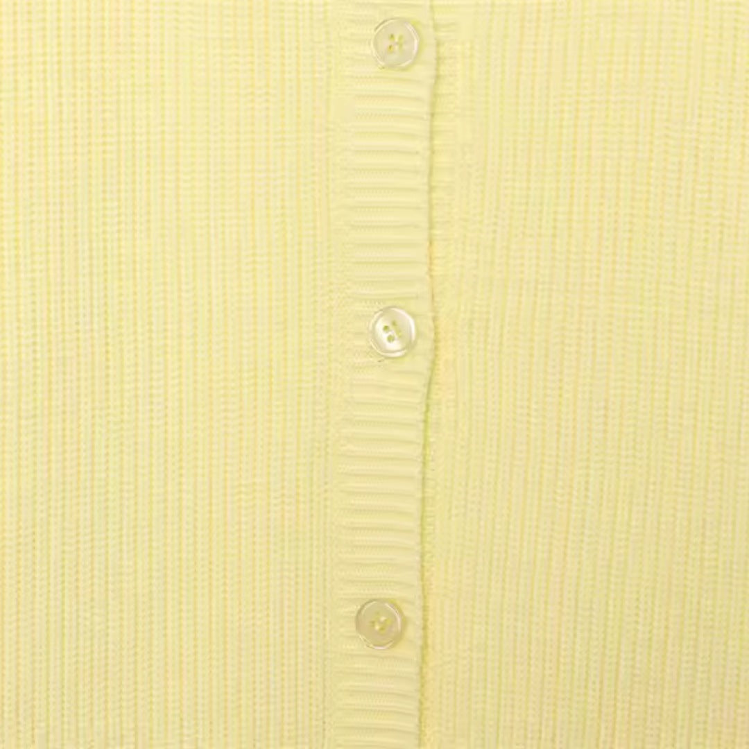 Gul stickad tröja med ballongärmar och knäppning