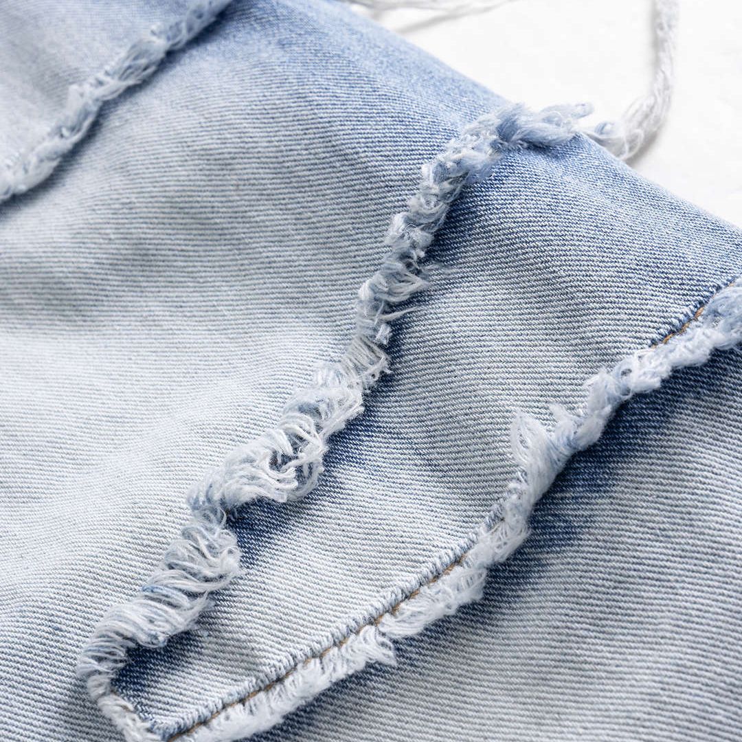 Ljusblå jeans med markerad tvätt, fransade vågsömmar och rak vida ben i stretchfri denim