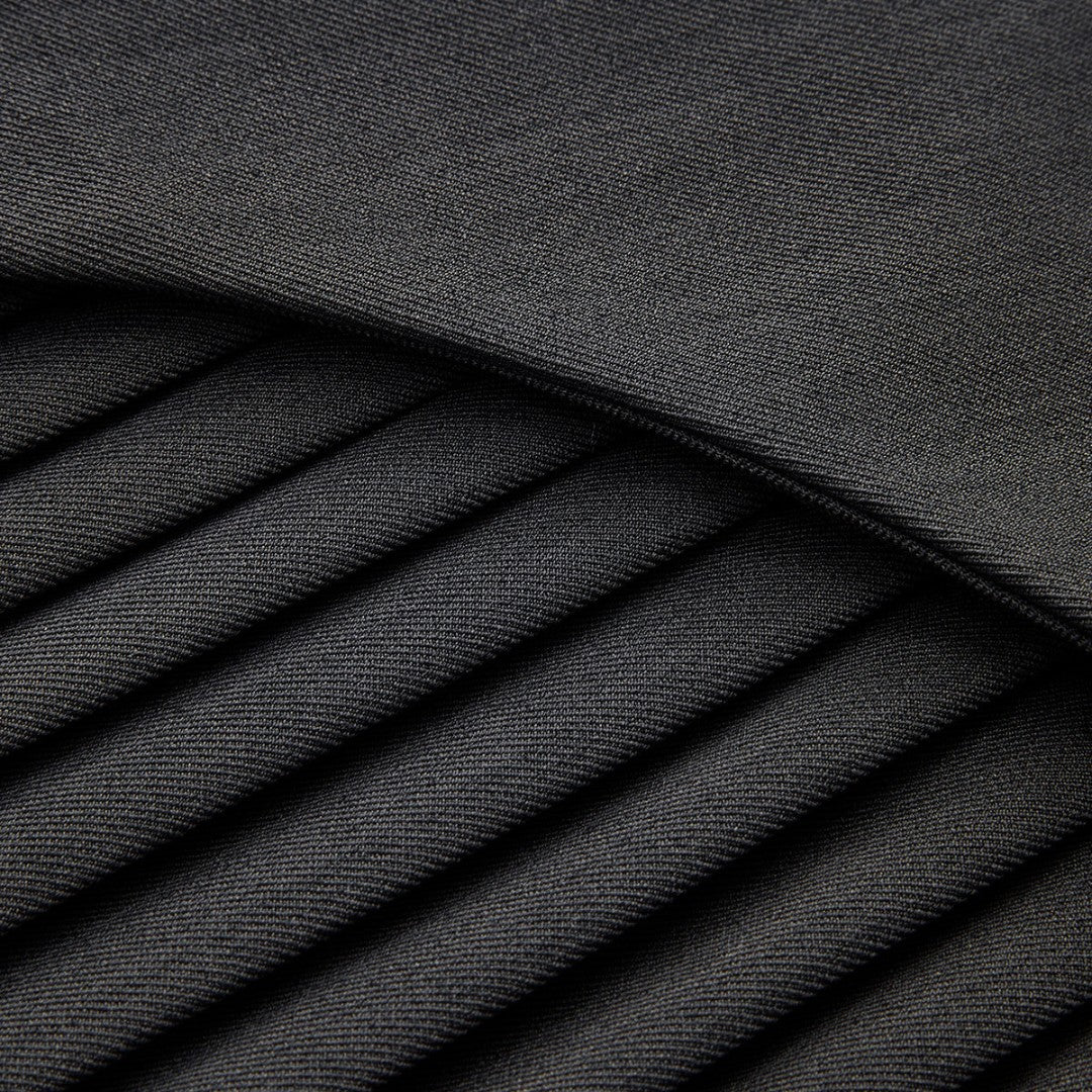 Kort veckad kjol med asymmetrisk design och bältdetalj