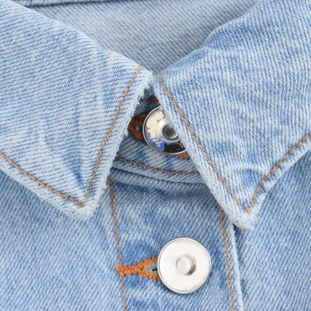 Kortärmad jeansjumpsuit med skjortkrage och hög midja