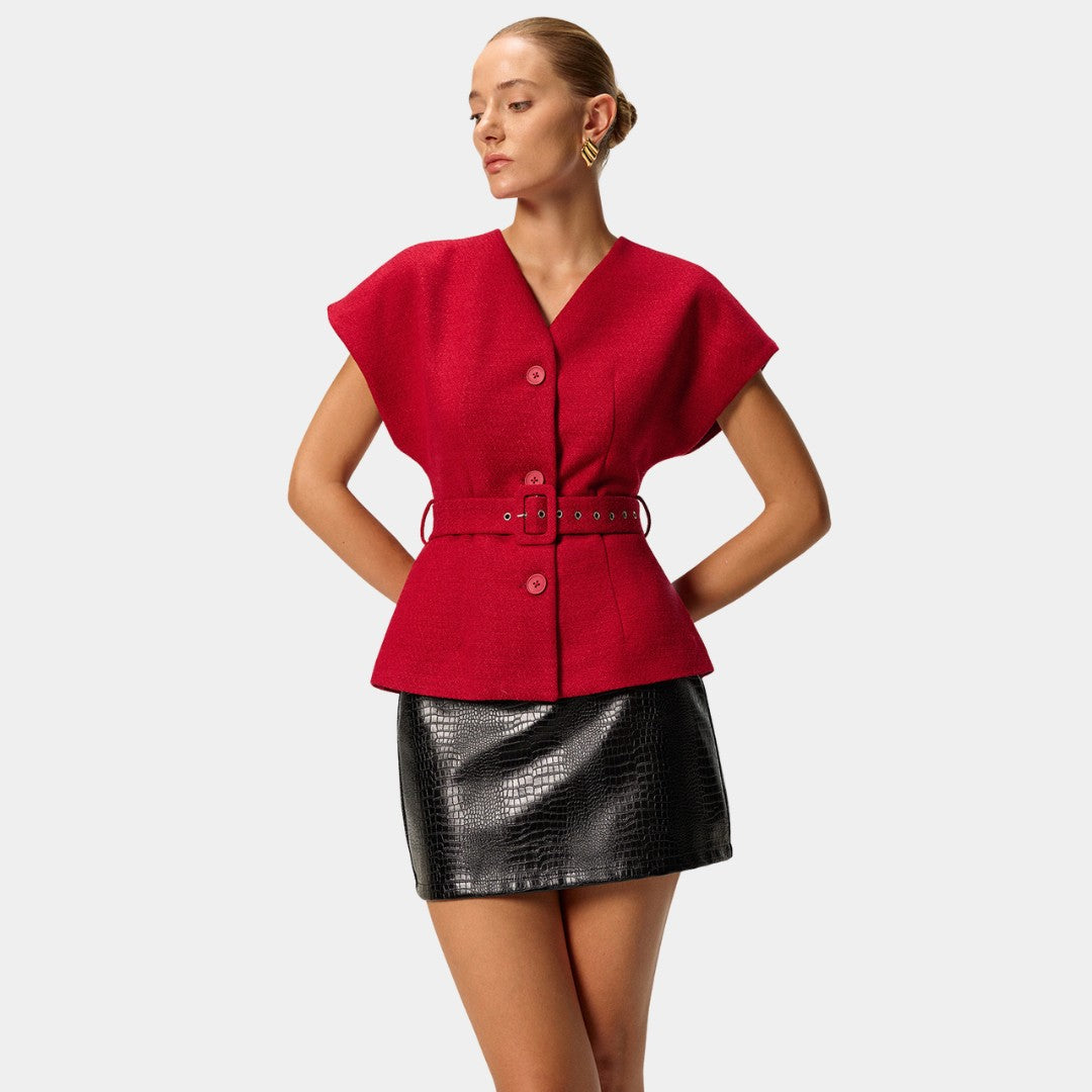 Kort röd väst i vävt tyg med bälte och knappar