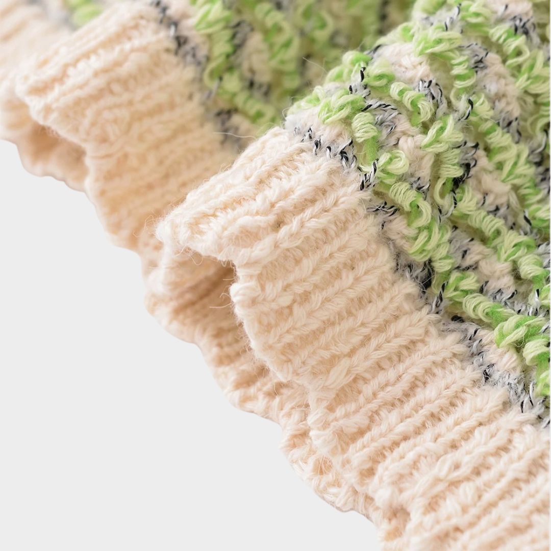 Ljusgrön ärmlös stickad kofta med rund hals knappstängning och fickor