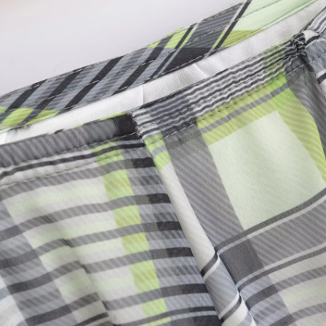 Kjol i midilängd med rutmönster naturlig midja A-linje silhuett och lagerdetalj