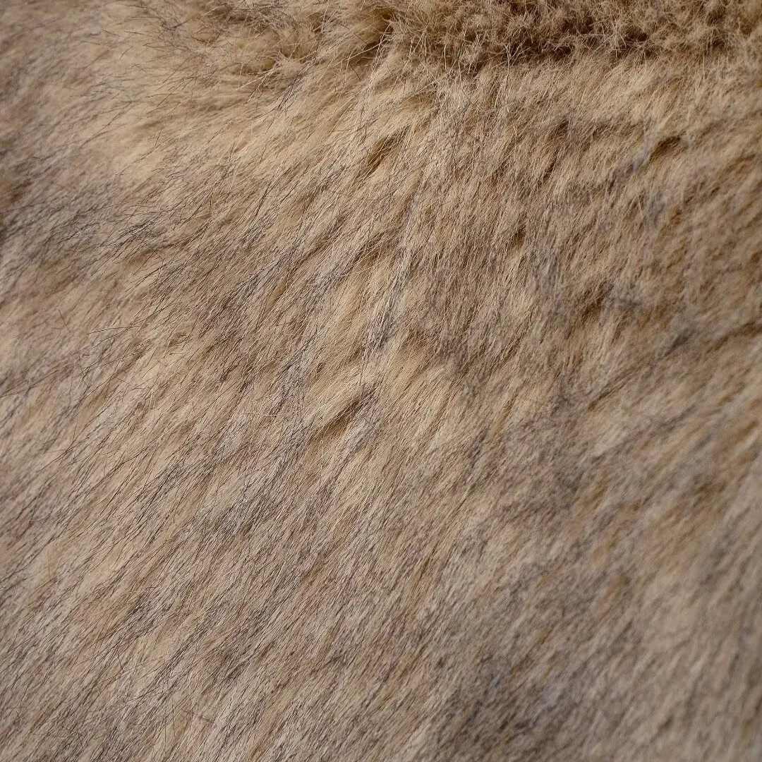 Beige jacka i fuskpäls med hög krage och breda ärmslut