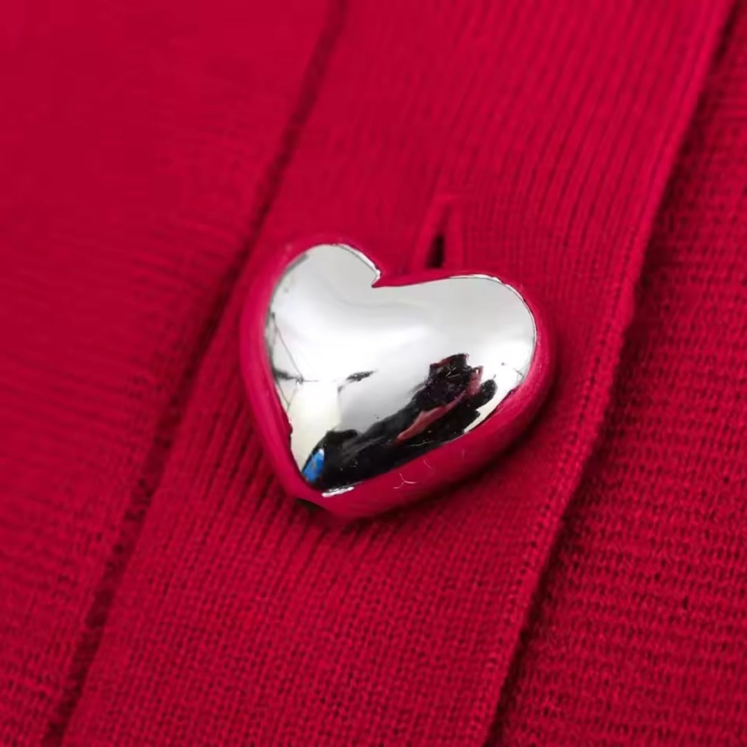 Röd kortstickad kofta med hjärtformade knappar